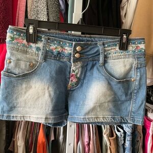 Embellished Light Blue Denim Women’s Shorts with Floral Trim Size 13